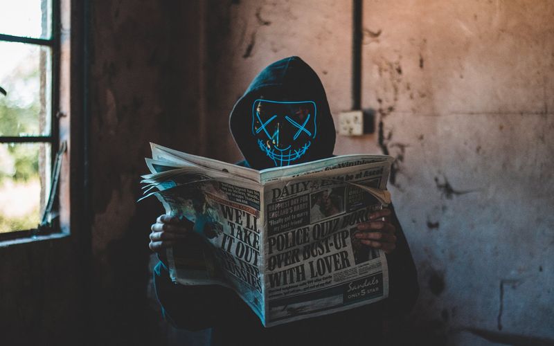 Símbolos de desinformação e notícias falsas em redes sociais