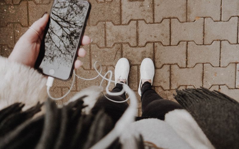 Celular exibindo a função de rádio FM ativada na tela