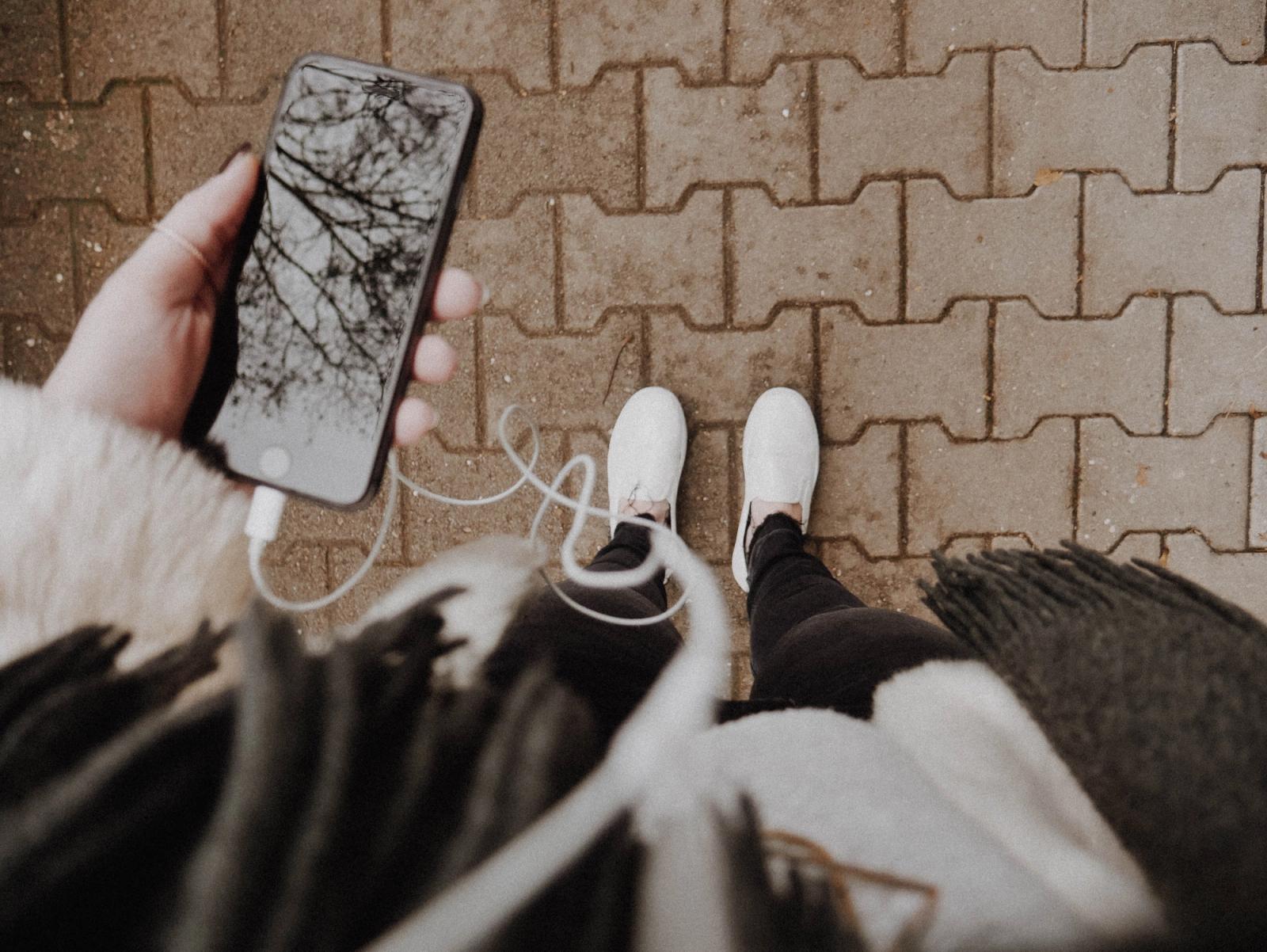 Celular exibindo a função de rádio FM ativada na tela