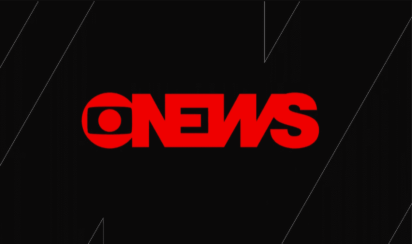 Christiane Pelajo apresentando telejornal no estúdio da GloboNews