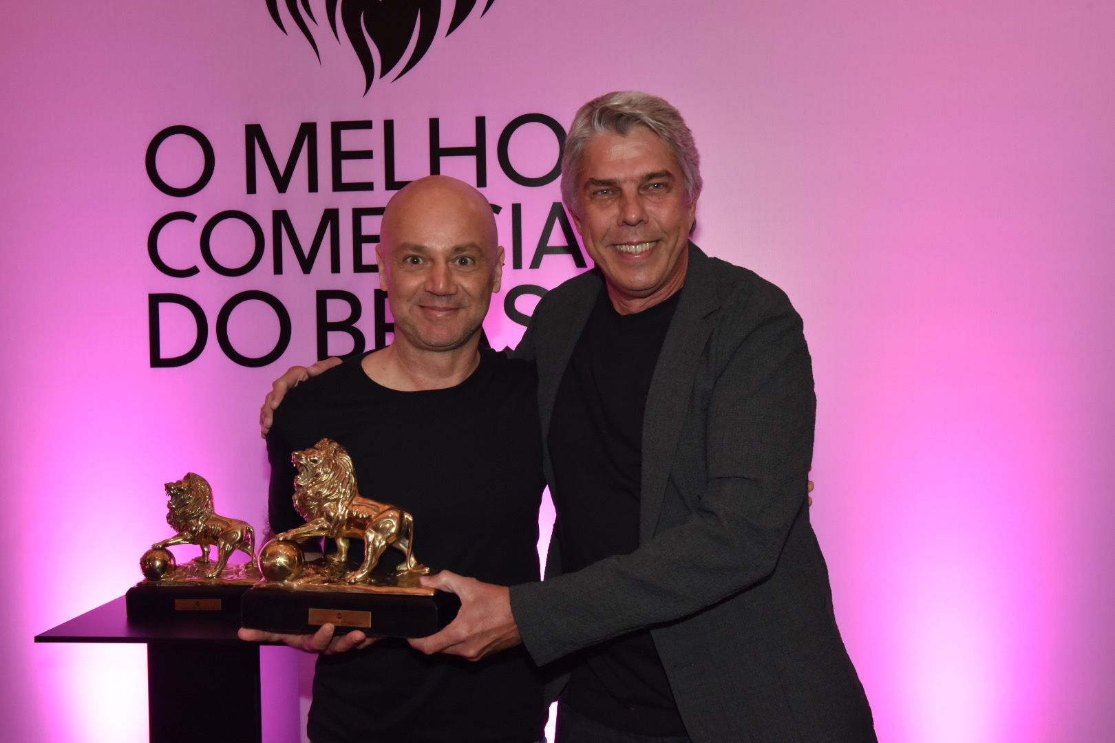 Gerações diferentes reunidas em cena de comercial humanitário do Itaú