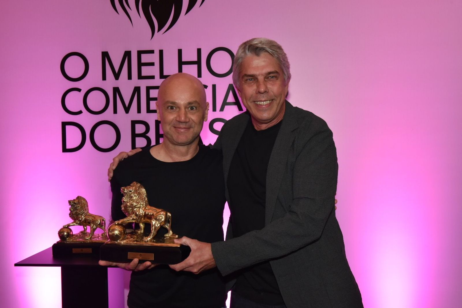 Gerações diferentes reunidas em cena de comercial humanitário do Itaú