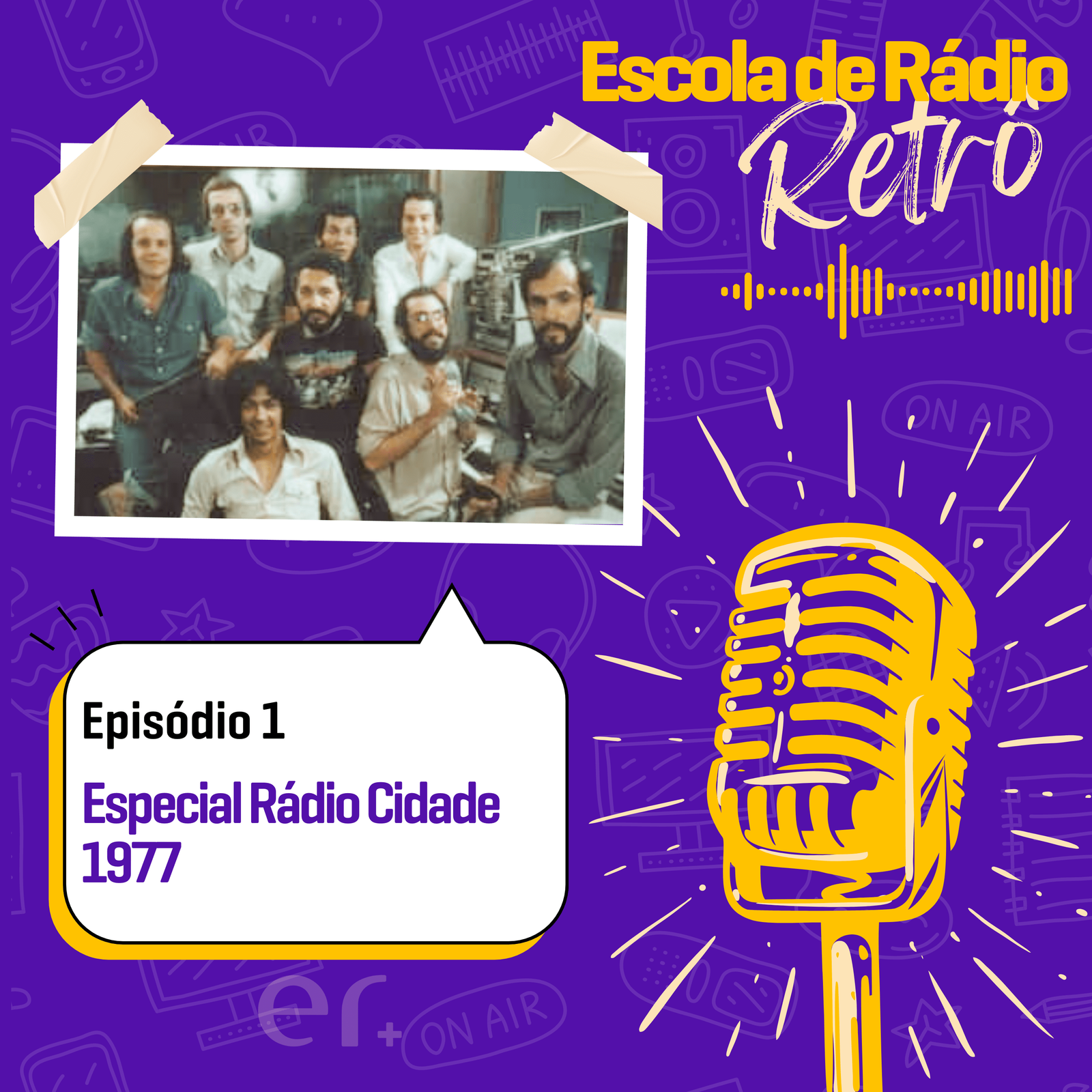 Estúdio de rádio retro dos anos 1970 com equipamentos de transmissão vintage