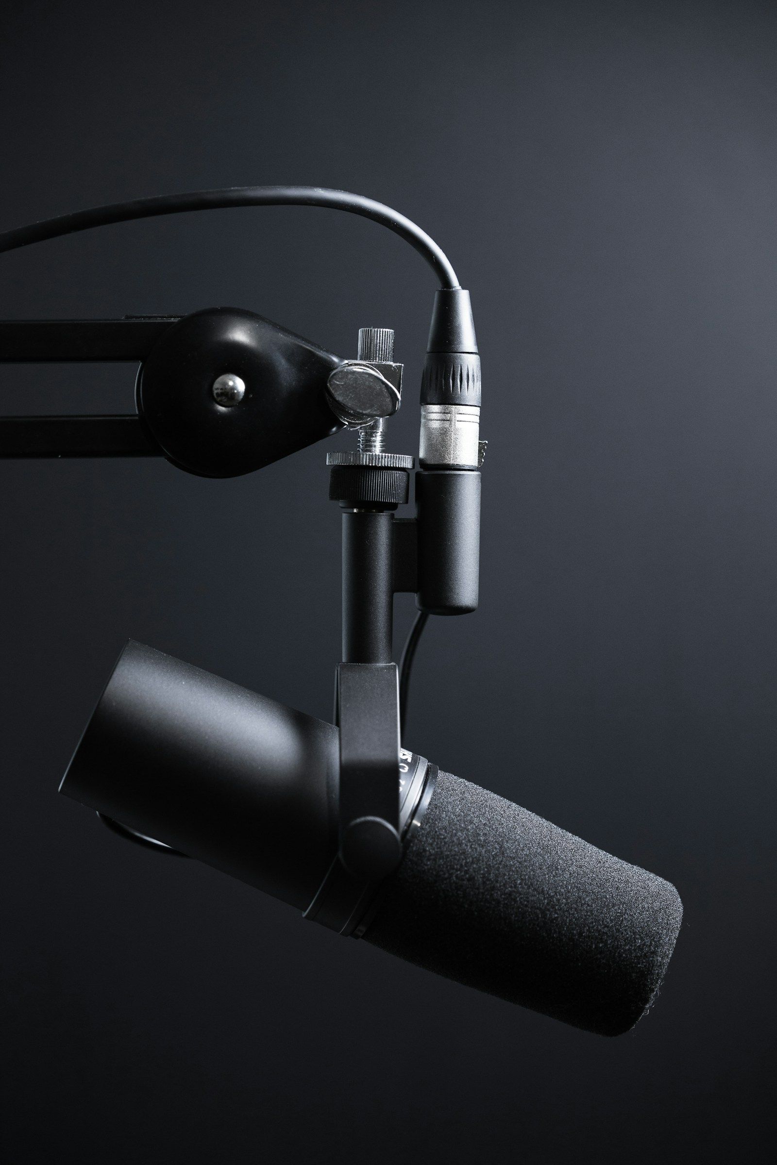 Microfone de broadcast em estúdio profissional, simbolizando o padrão técnico exigido por uma demo de locução que abre portas no mercado de comunicação.