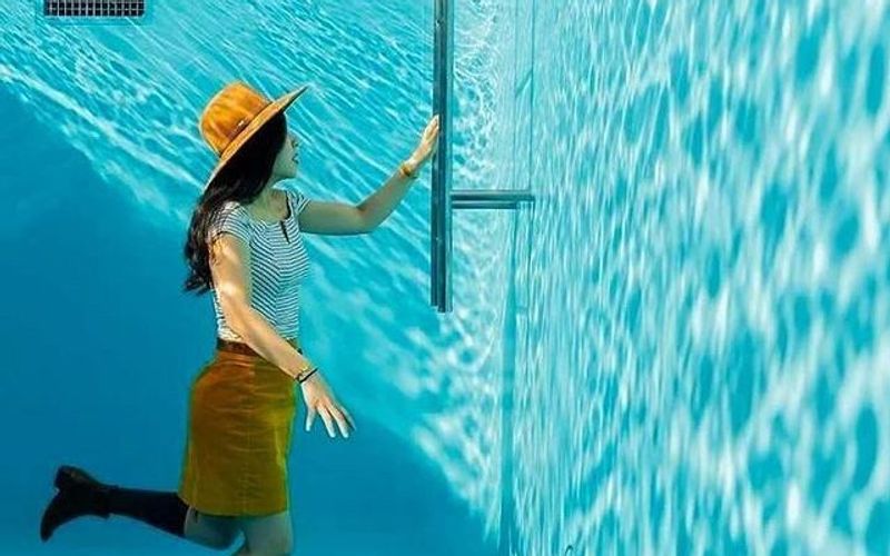 Instalação de arte com ilusão ótica que subverte a realidade