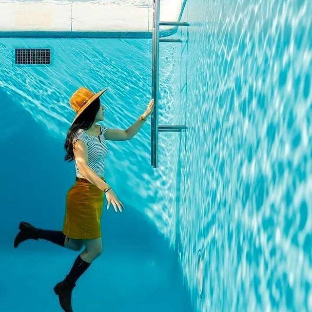 Instalação de arte com ilusão ótica que subverte a realidade