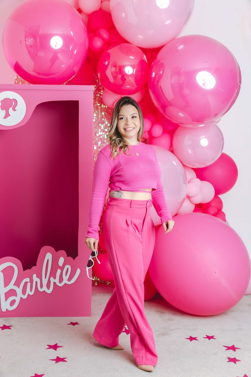 Campanha visual do filme Barbie destacando elementos icônicos