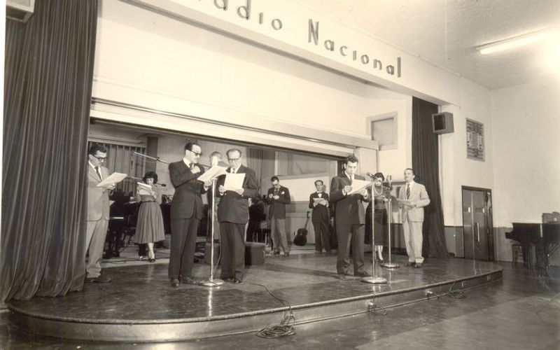Equipamento de transmissão rádio em exposição histórica sobre radiodifusão brasileira