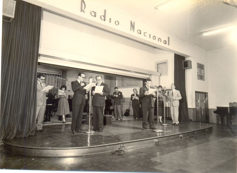 Equipamento de transmissão rádio em exposição histórica sobre radiodifusão brasileira