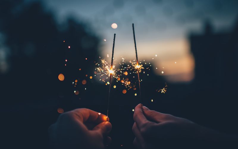 Calendário marcando virada do ano com elementos de esperança e renovação