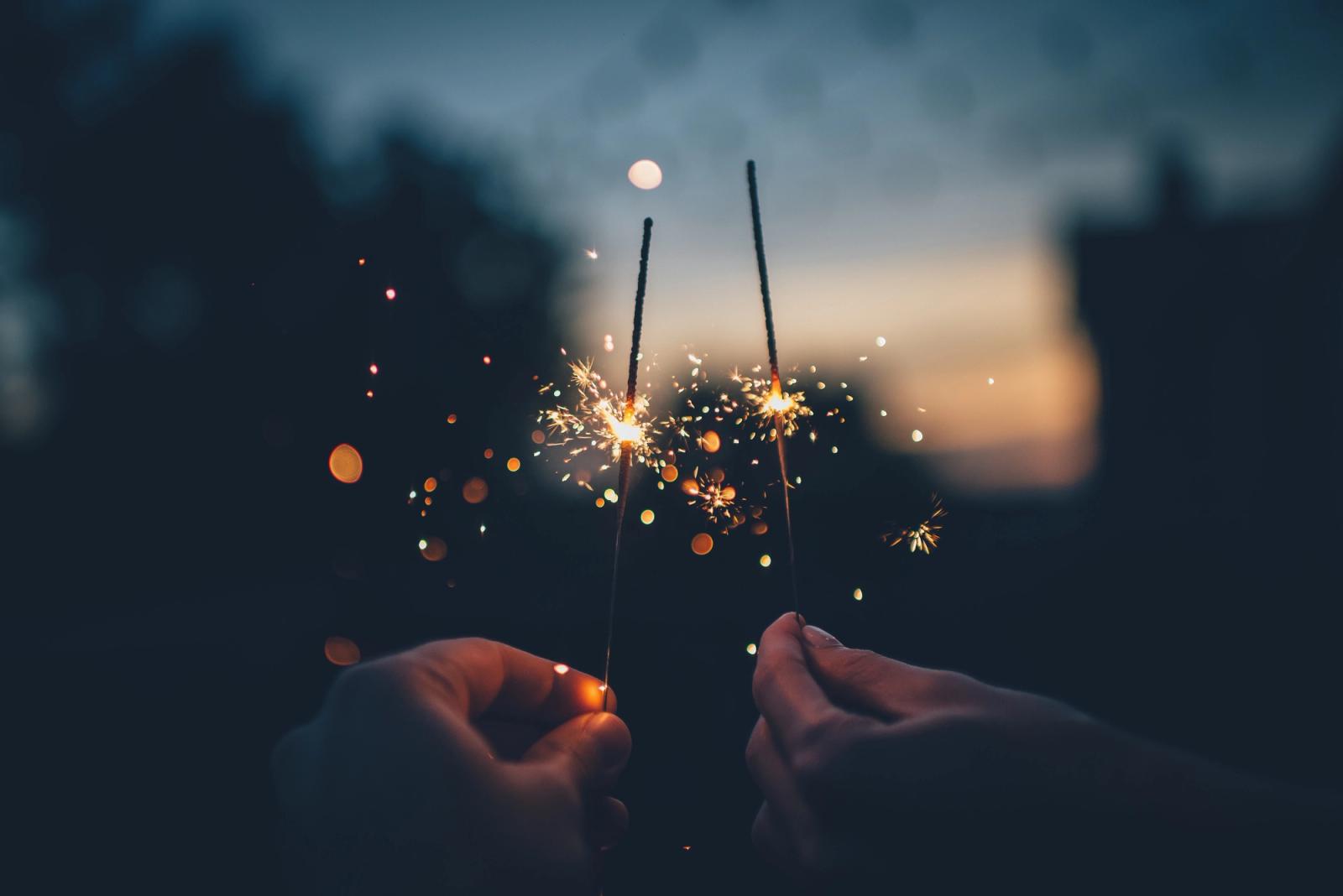 Calendário marcando virada do ano com elementos de esperança e renovação