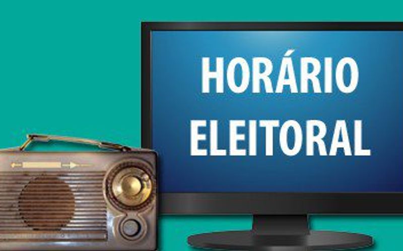 Microfone em estúdio de transmissão com painéis de controle