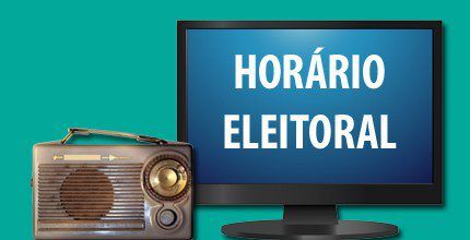 Microfone em estúdio de transmissão com painéis de controle