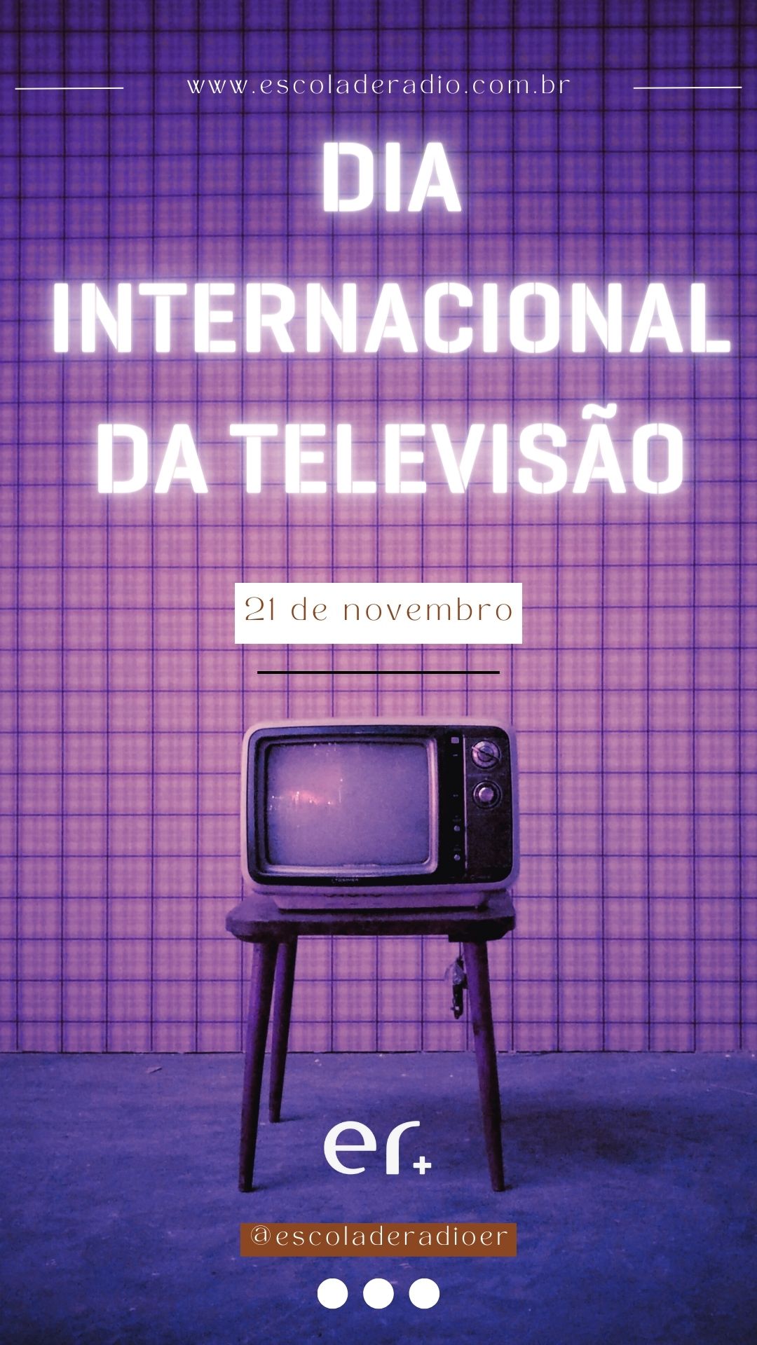 Rádio vintage e televisão antiga simbolizando evolução da comunicação