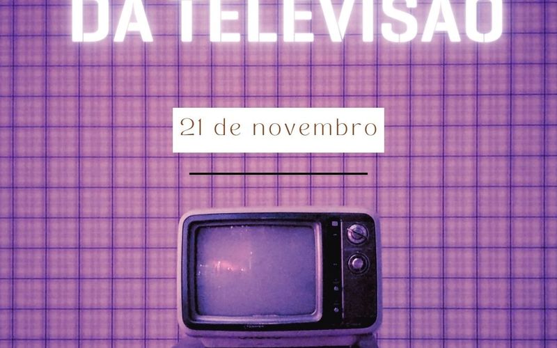 Rádio vintage e televisão antiga simbolizando evolução da comunicação