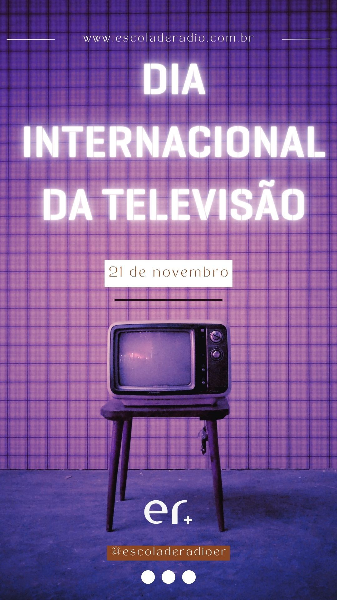 Rádio vintage e televisão antiga simbolizando evolução da comunicação