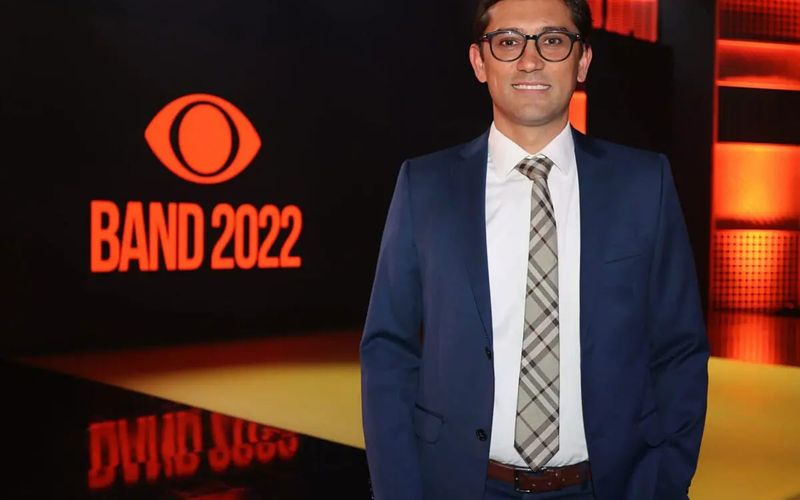 Rodolfo Schneider em estúdio da Band assumindo direção de conteúdo