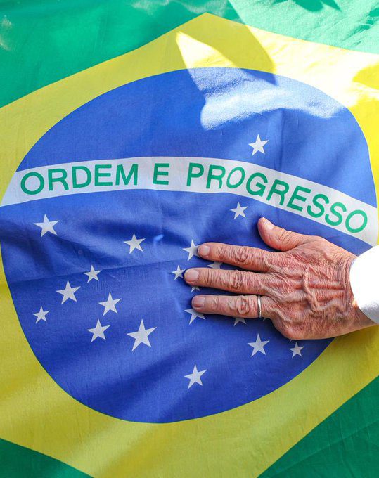 Tweet do presidente na plataforma Twitter com muitos likes e comentários