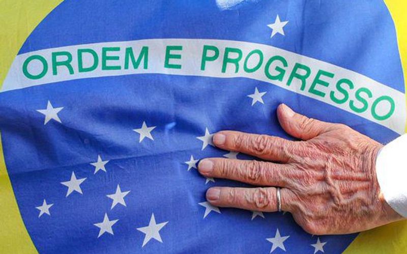 Tweet do presidente na plataforma Twitter com muitos likes e comentários