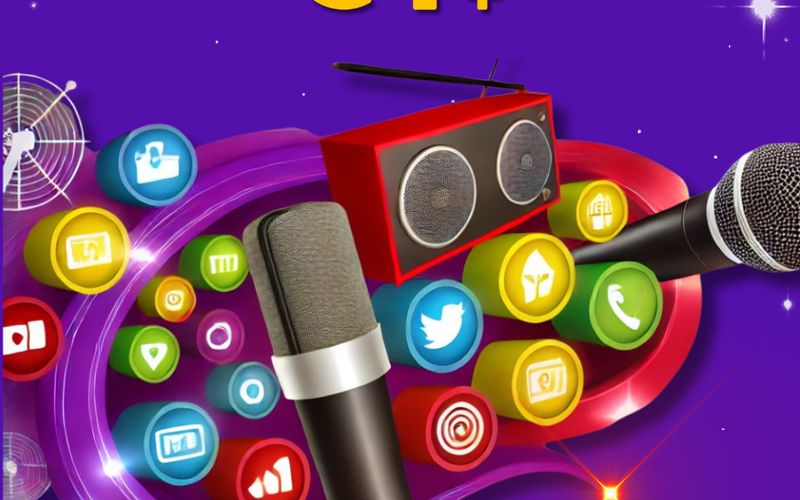 Estúdio moderno multimédia com equipamentos de rádio, vídeo e transmissão
