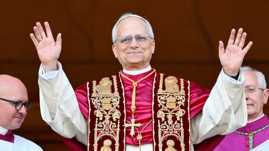 Papa Leão XIV em trajes e insígnia pontifical completa durante cerimônia