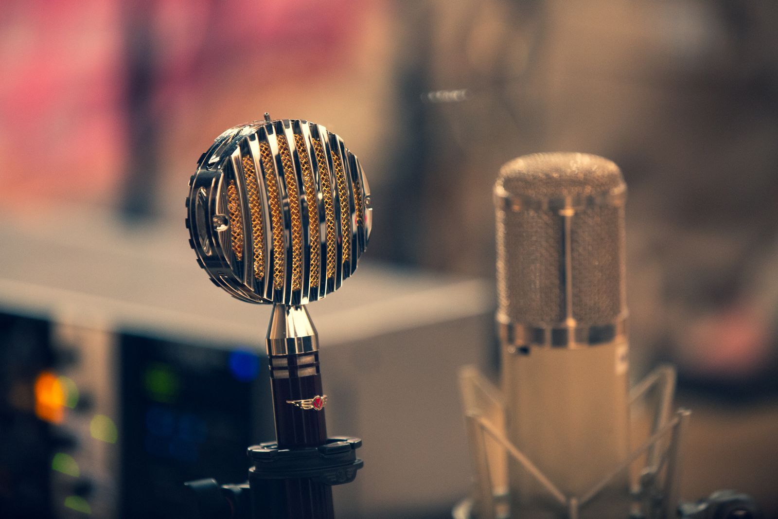 Microfones vintage de estúdio de rádio em close, com luz quente ao fundo, remetendo à era das transmissões esportivas pelo rádio