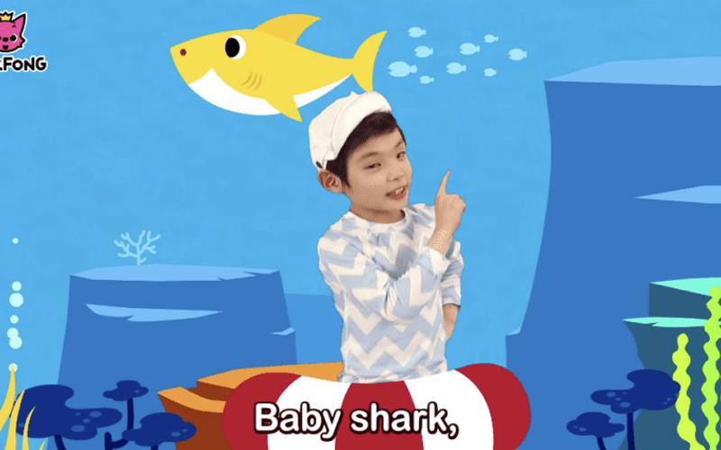 Personagem animado Baby Shark em cena do vídeo viral infantil