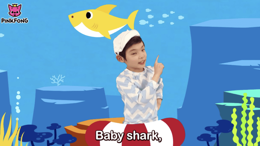 Personagem animado Baby Shark em cena do vídeo viral infantil