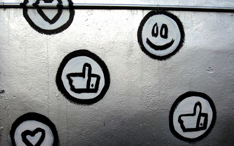 Símbolos de interação de rede social em tela digital brilhante