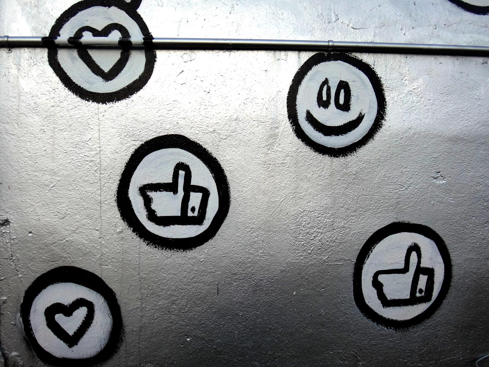 Símbolos de interação de rede social em tela digital brilhante