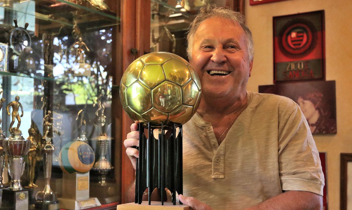 Zico em sua melhor fase como jogador do Flamengo nos anos 80