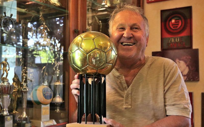 Zico em sua melhor fase como jogador do Flamengo nos anos 80