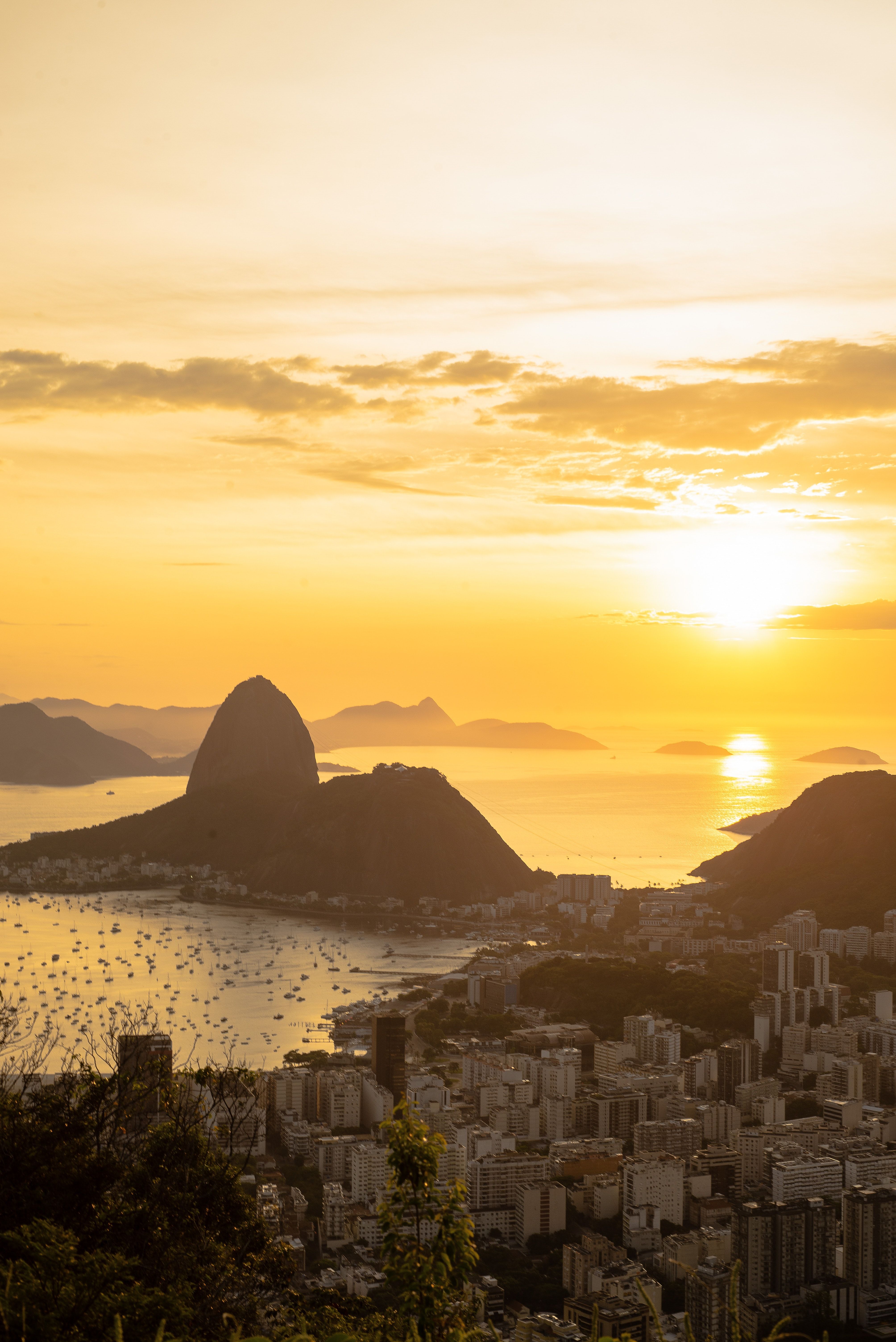 Paisagem do Rio de Janeiro com Pão de Açúcar e cores vibrantes