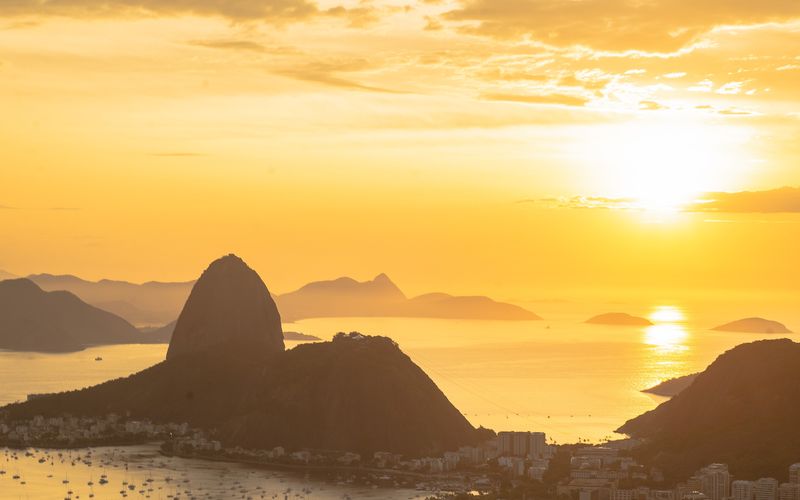 Paisagem do Rio de Janeiro com Pão de Açúcar e cores vibrantes