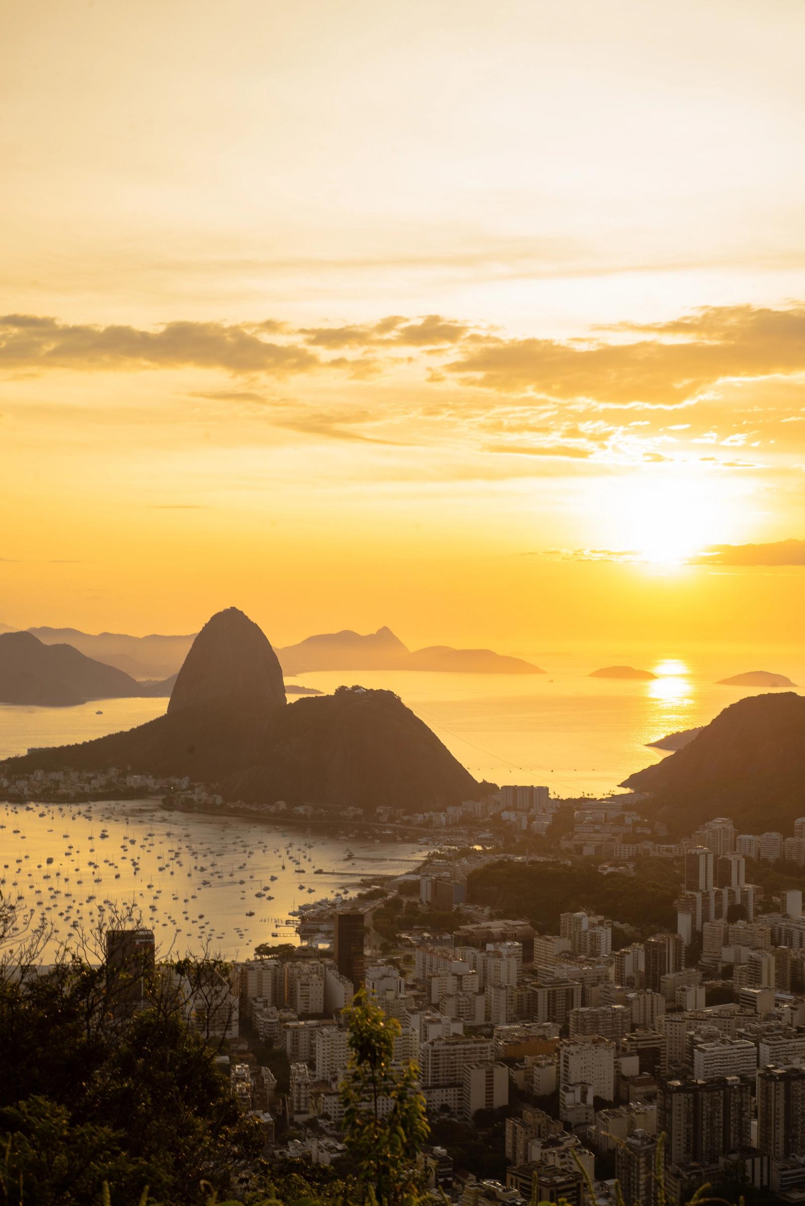 Paisagem do Rio de Janeiro com Pão de Açúcar e cores vibrantes