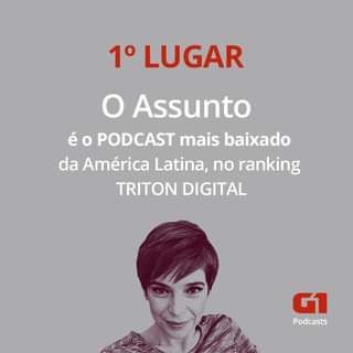 Mulher em estúdio de podcast com fone de ouvido e microfone profissional
