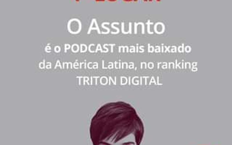 Mulher em estúdio de podcast com fone de ouvido e microfone profissional