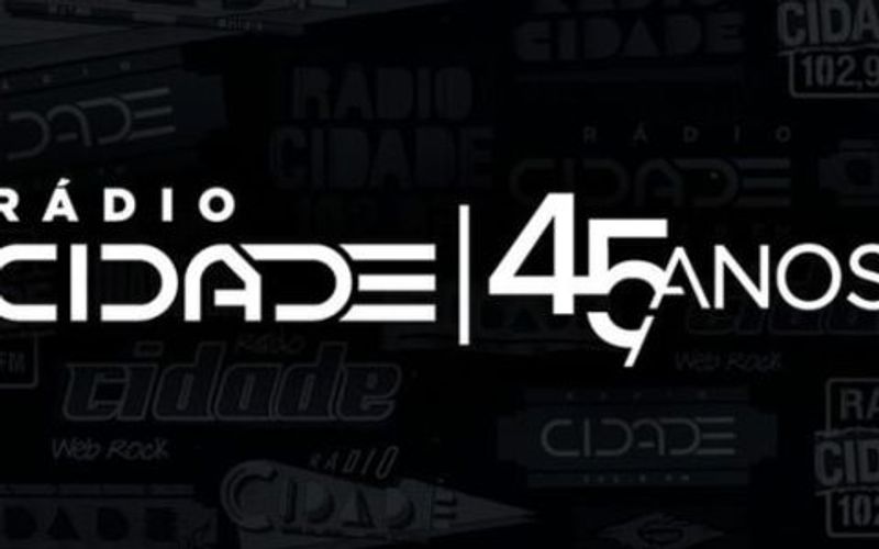 Estúdio de rádio com equipamentos modernos e vista do Rio de Janeiro