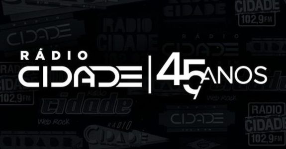Estúdio de rádio com equipamentos modernos e vista do Rio de Janeiro