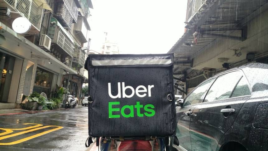 Tela de aplicativo Uber Eats em celular com opções de entrega