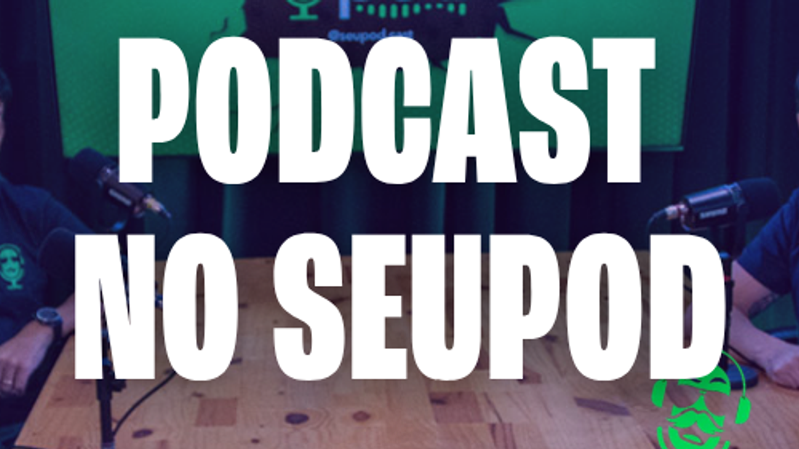 Estúdio do SeuPod com a logo na tela — capa do curso Podcast nos Estúdios do SeuPod
