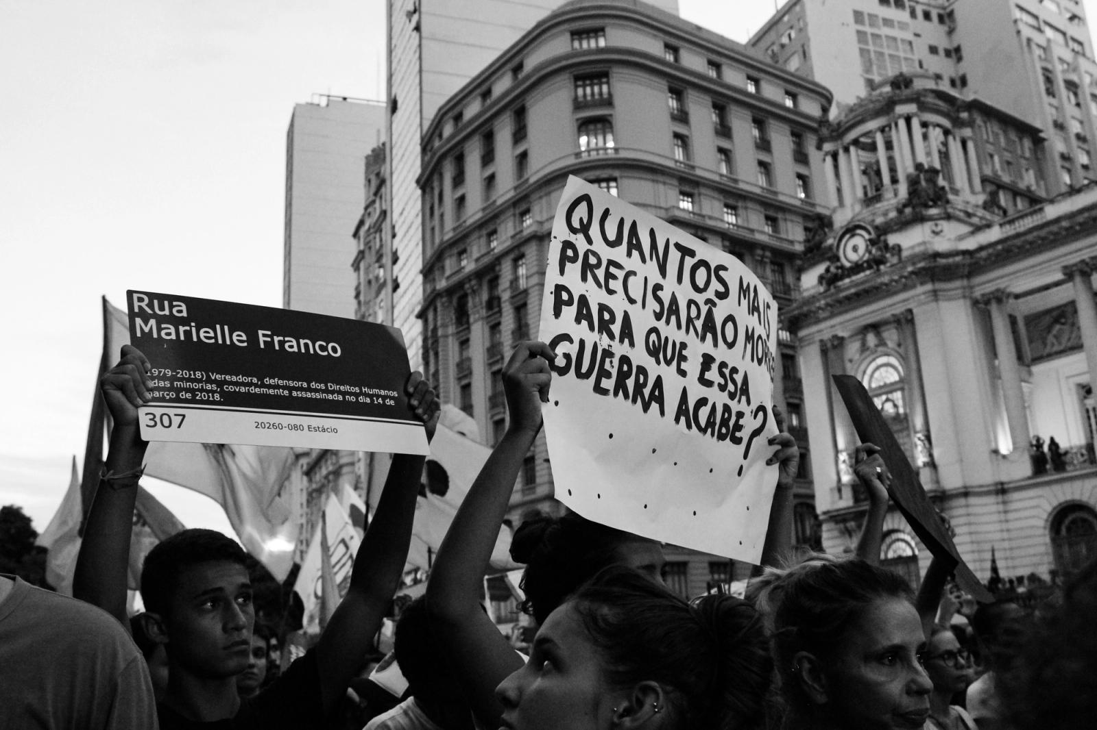 Retrato de Marielle Franco com símbolo de luta por justiça e memória