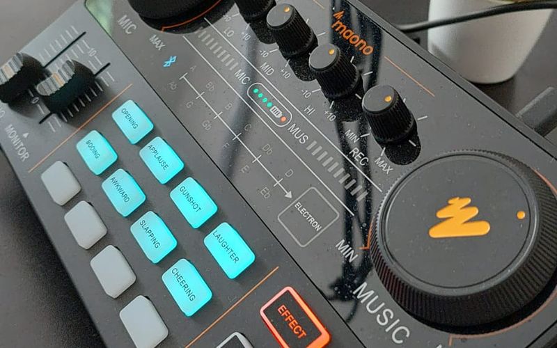 Interface Spotify exibindo podcast com opção de vídeo em tela