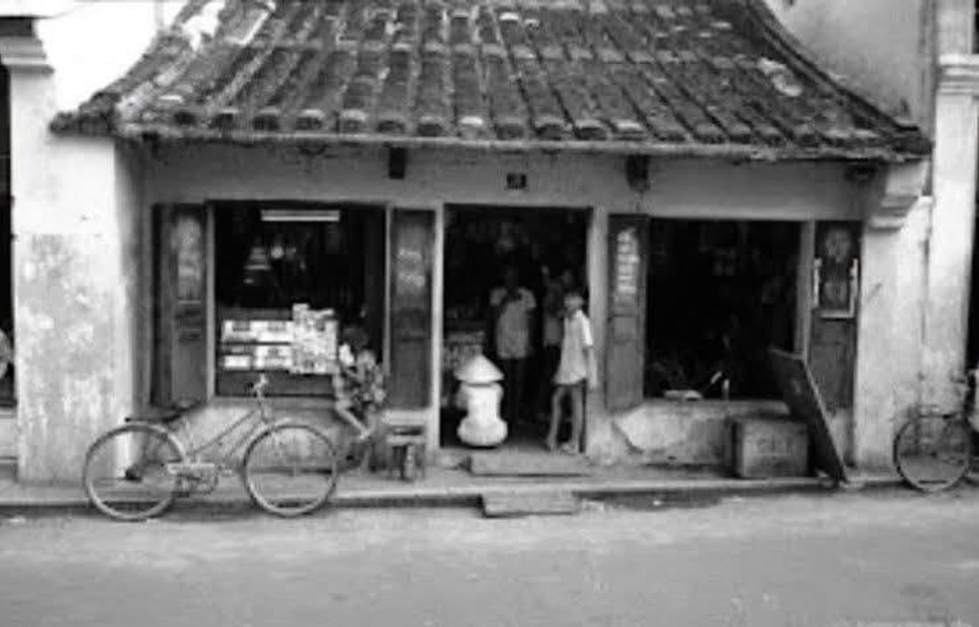 Wooden fishing boats moored on the riverbank at old Hoi An