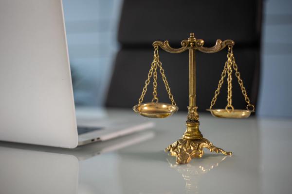 Action en référé pour diffamation sur internet : pourquoi agir rapidement ?