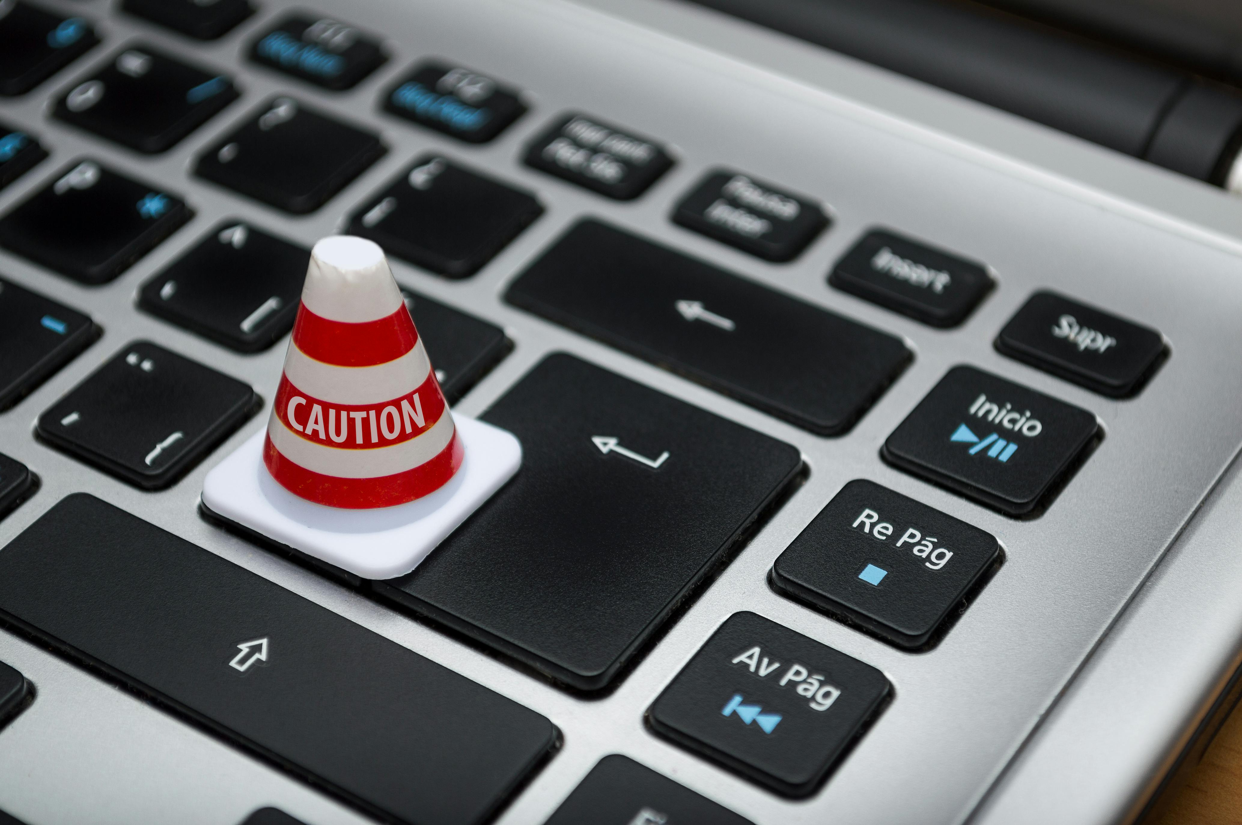 Comment reconnaître et signaler une contrefaçon de marque sur Internet ?