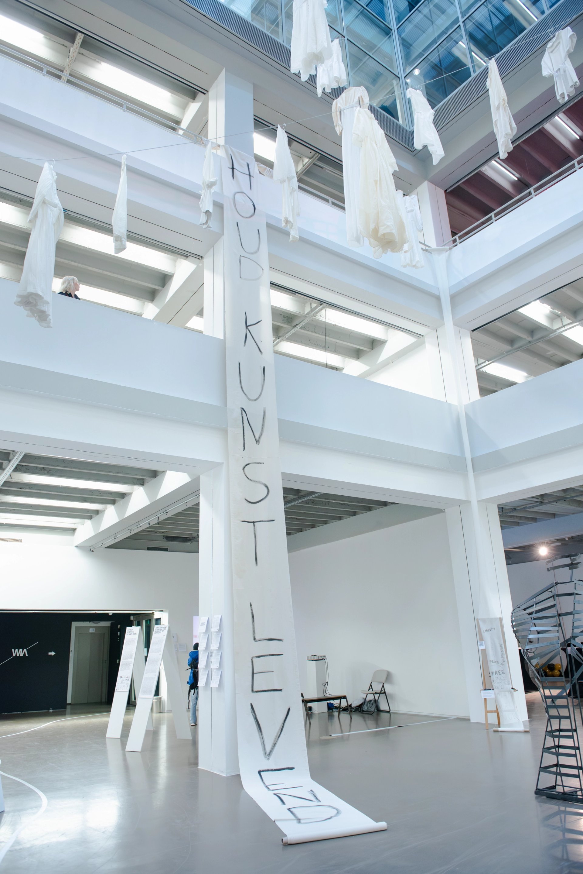 installation of dresses Houd Kunst Levend