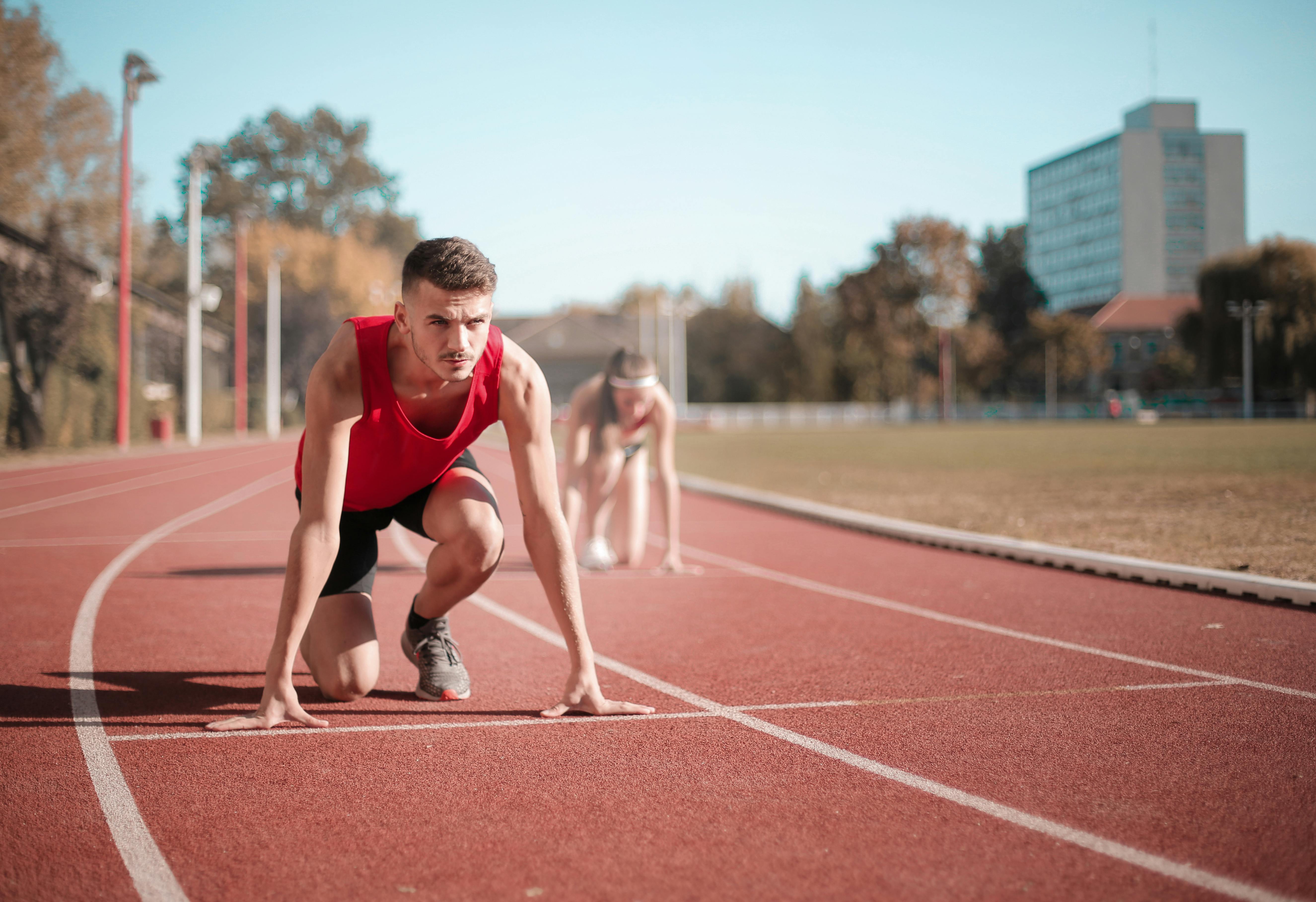 A runner about to start a race