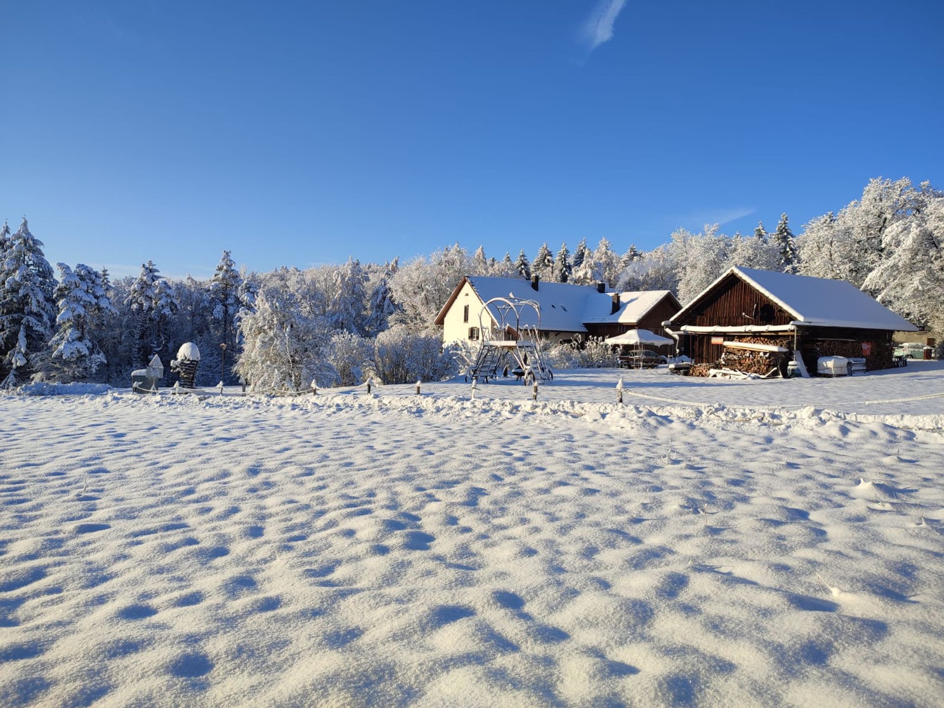 Die Sennhütte im Schnee