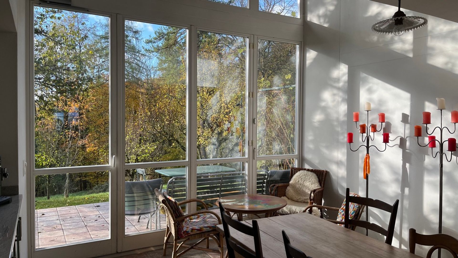 Wohnzimmer der Herberge mit Blick in den Garten